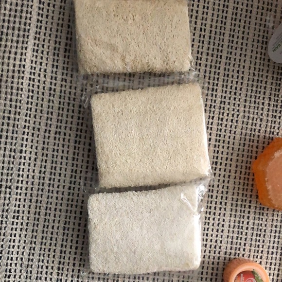 Bath Lily wash cloth, lip balm and soap The Body Shop and 3 pumicers - Picture 7 of 7